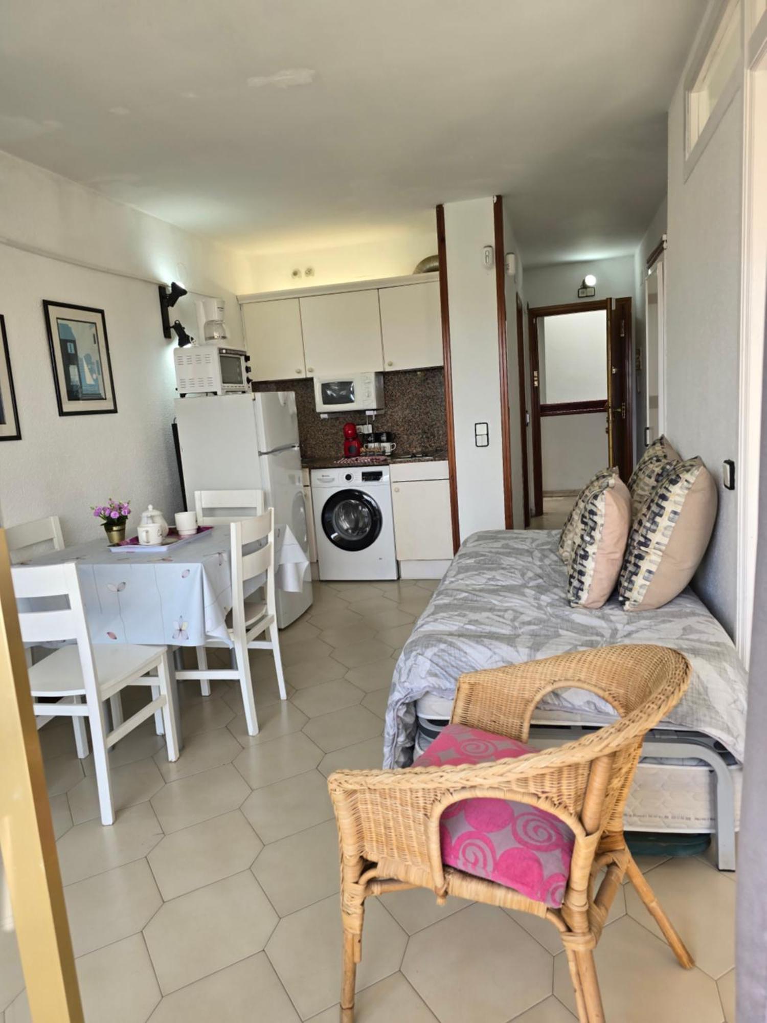 Apartments Novelty Салоу Экстерьер фото