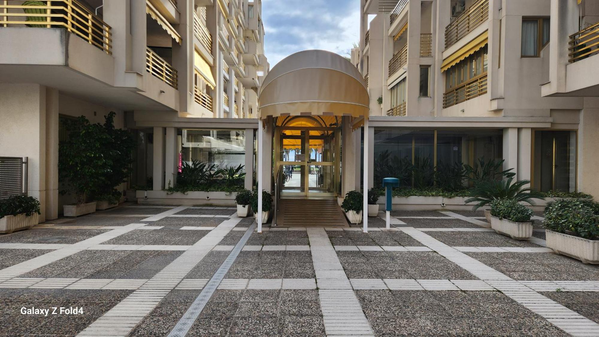 Apartments Novelty Салоу Экстерьер фото