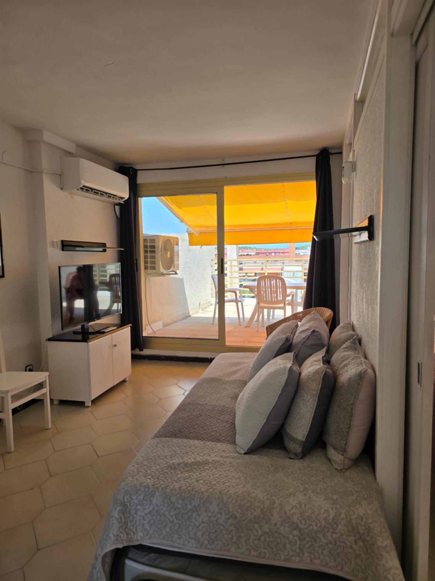Apartments Novelty Салоу Экстерьер фото